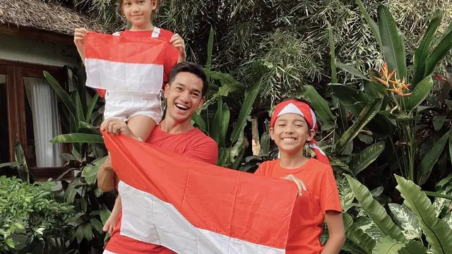 Potret Seleb Rayakan HUT RI ke-75. (Sumber: Instagram/andrew.white)