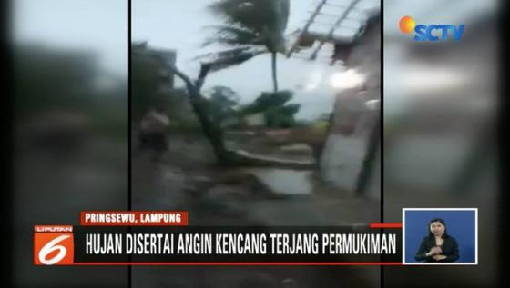 Detik-Detik Hujan Disertai Angin Kencang Landa Pringsewu Lampung