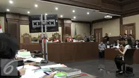 Dalam sidang ke-26, jaksa kembali meminta Jessica mengulang kronologi kematian Mirna di Kafe Olivier, Grand Indonesia, Jakarta Pusat pada 6 Januari 2016 di Pengadilan Tipikor, Jakarta, Rabu (28/9). (Liputan6.com/Helmi Afandi)