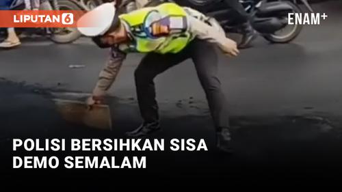 VIDEO: Polisi Sapu Bersih Sisa-sisa Pembakaran Ban Demonstran