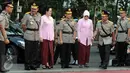 Jenderal Badrodin Haiti dan Jenderal Tito Karnavian, didampingi istri, tiba dalam upacara sertijab Kapolri di Stadion PTIK, Jakarta, Kamis (14/7). Badrodin resmi menyerahkan tongkat komando Kapolri kepada Tito. (Liputan6.com/Helmi Afandi)