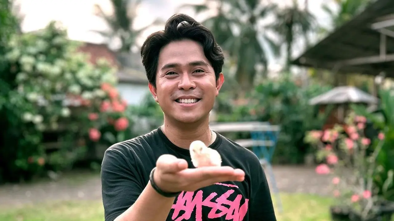 Kedekatan Cakra Khan dengan Satwa