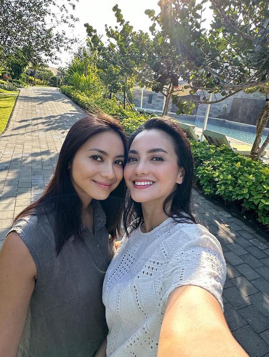 Tak hanya olahraga bersama, namun Ririn Ekawati dan Rini Yulianti juga sering liburan bersama. Keduanya kerap memboyong keluarga kecil masing-masing untuk liburan di kota yang sama, baik di Indonesia atau luar negeri. (Liputan6.com/IG/@ririnekawati)