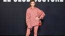 Beatrice Grannò tampil cute dengan kemeja oversize dan stocking warna pink bermotif dari koleksi  Spring Summer 2023 Unboxing. Ia memadukannya dengan heels dan mini bag merah dari Valentino Garavani Loco. Credit: Valentino/SGP Italia