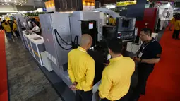 Pengunjung melihat peralatan industri yang dipamerkan  dalam Manufacturing Indonesia 2019 di JIExpo, Kemayoran, Jakarta, Rabu (4/12/2019). Pameran manufaktur internasional terbesar di Indonesia tersebut berlangsung 4-7 Desember 2019. (Liputan6.com/Angga Yuniar)