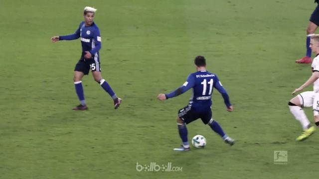Berita video momen terlucu pekan ke-20 Bundesliga 2017-2018, gelandang Schalke gagal cetak gol. This video presented by BallBall.