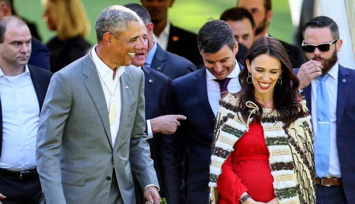 Mantan Presiden AS, Barack Obama berjalan bersama Perdana Menteri (PM) Selandia Baru Jacinda Ardern, yang tengah hamil anak pertamanya, pada upacara penyambutan di Government House, Auckland, Kamis (22/3). (Simon Watts/Dept of Internal Affairs via AP)