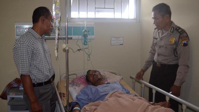 Penyidik Satuan Reskrim Polres Wonosobo memeriksa tersangka di rumah sakit. (Foto: Liputan6.com/Muhamad Ridlo)