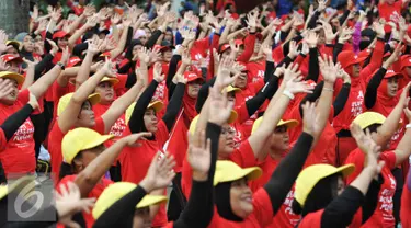 Peserta saat mengikuti senam bersama yang digelar Persani di Plaza Selatan Gelora Bung Karno (GBK), Minggu (5/2). Persani gelar acara senam bersama untuk kembali mensosialisasikan senam kepada masyarakat Indonesia. (Liputan6.com/Yoppy Renato)