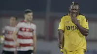 Bek Bhayangkara FC, Herman Dzumafo, saat melawan Madura United pada laga Liga 1 di Stadion PTIK, Jakarta, Kamis, (07/6/2018). Bhayangkara FC menang 1-0 atas Madura United. (Bola.com/M Iqbal Ichsan)