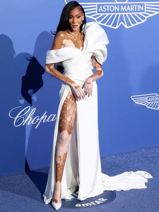 Sederhana, tapi menawan. Penampilan Winnie Harlow dalam gaun putih asimetris dan memiliki detail high-slit yang sempurna. Foto: Instagram.