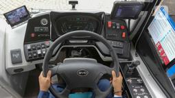 Bus listrik ini memiliki jenis high deck yang diklaim lebih ramah lingkungan jika dibandingkan bus konvensional. (Liputan6.com/Herman Zakharia)