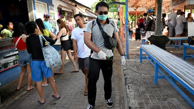 Petugas Semprot Disinfektan di Kawasan Wisata Sanur