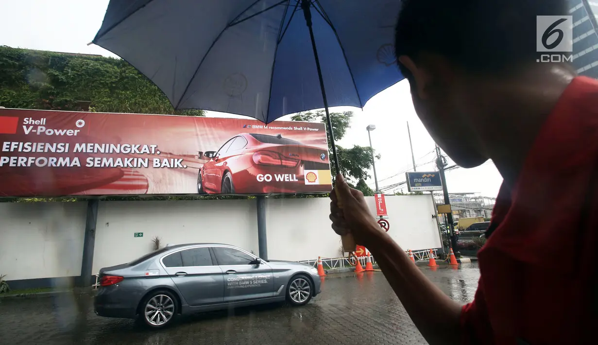 BMW 520i Luxury melintas usai flag off di SPBU Shell Gatot Subroto, Jakarta, Senin (12/3). Program BMW Driving Experience adalah kegiatan untuk menguji ketangguhan BMW seri 5 dari Jakarta ke Surabaya. (Merdeka.com/Dwi Narwoko)