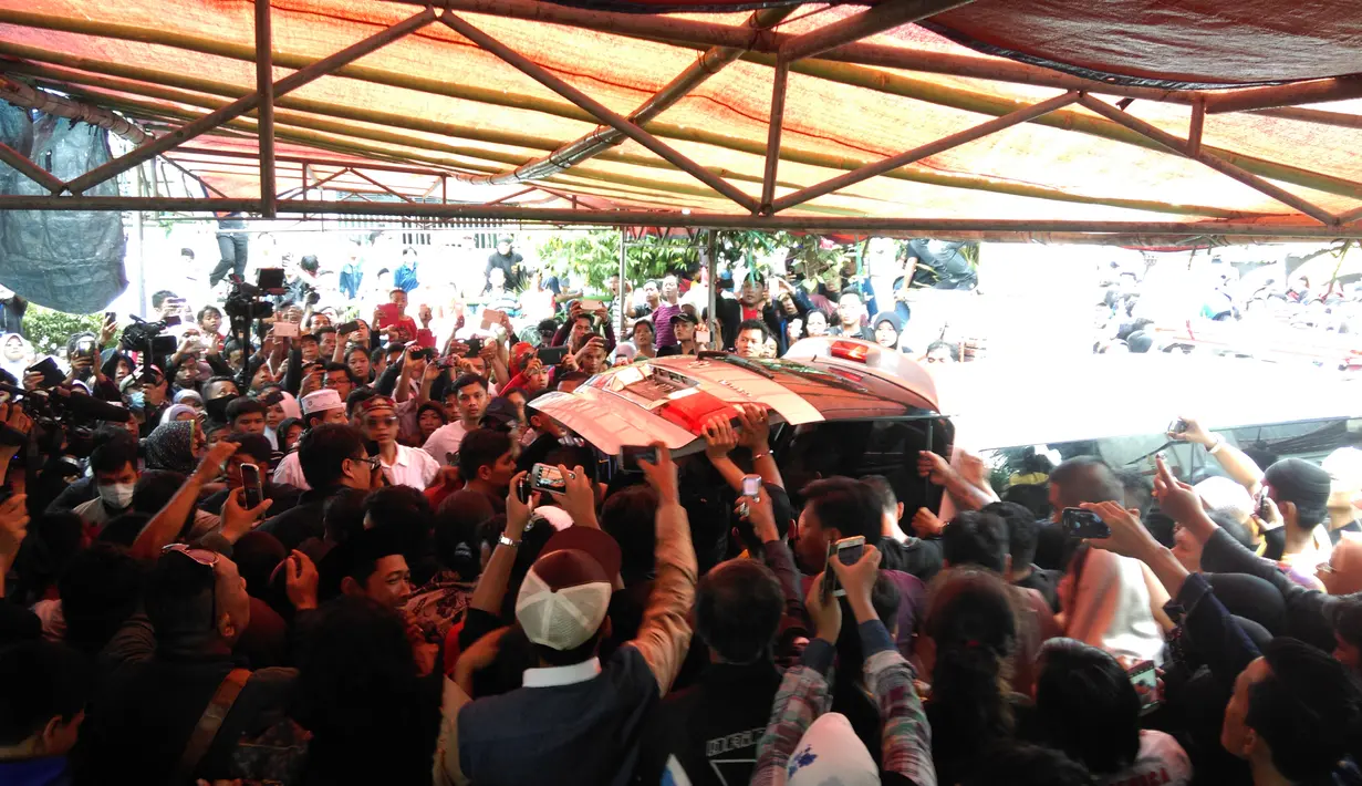 Ribuan orang berbondong-bondong mengangkat keranda jenazah Olga Syahputra, Jakarta, Sabtu (28/3/2015). Rencananya Olga akan disalatkan di masjid dekat rumahnya(Liputan6.com/Fachrur Rozie)
