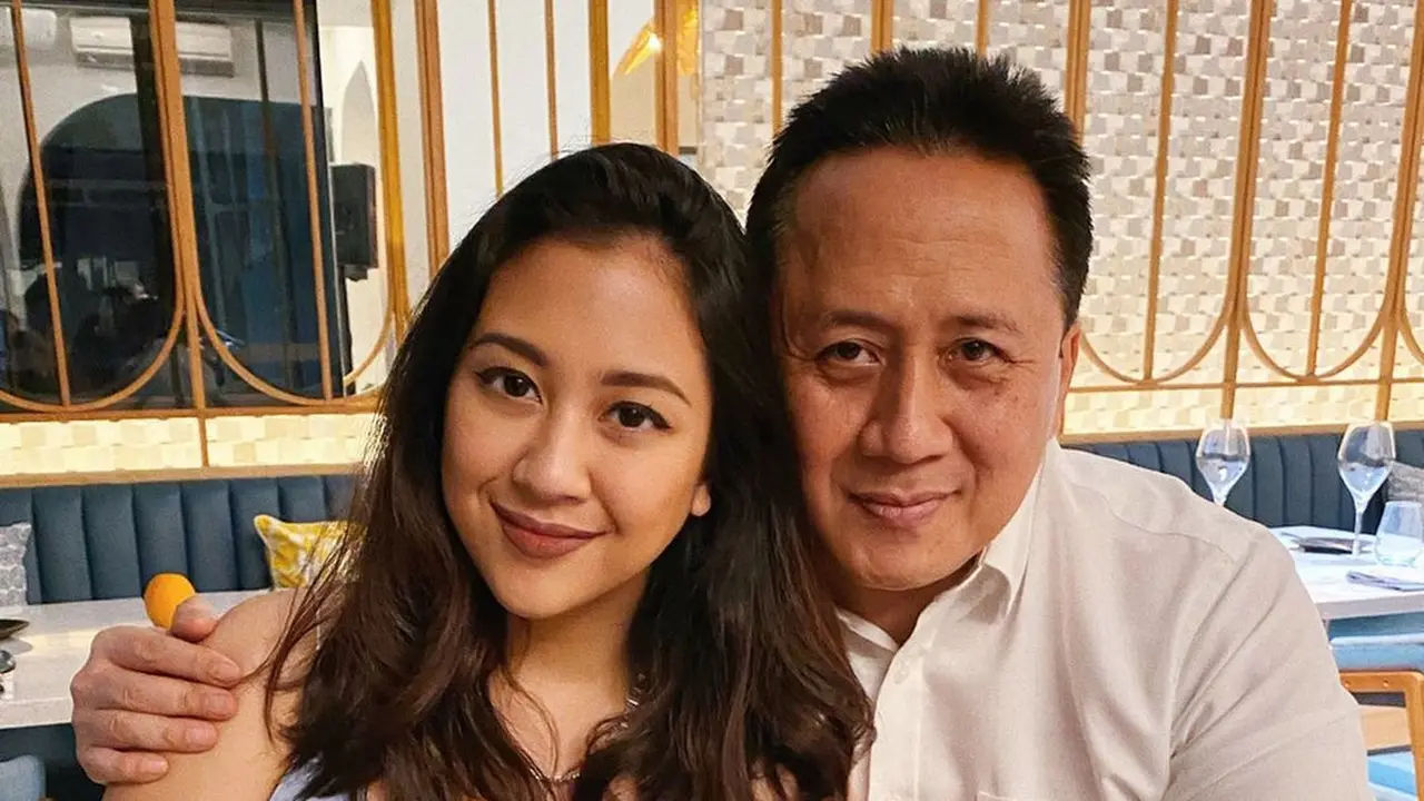 7 Potret Kedekatan Selebriti Cewek dengan Ayahnya