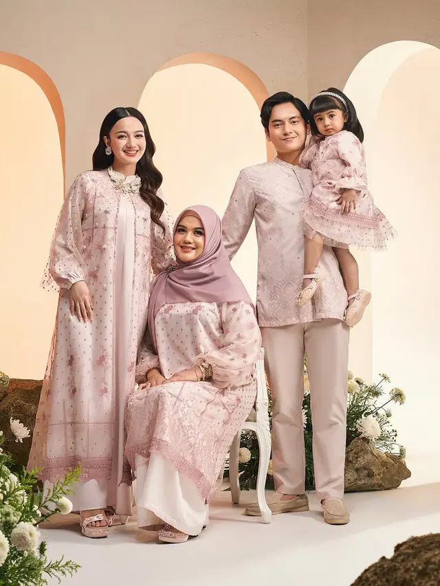 Potret 6 Keluarga Artis Pakai Baju Koleksi Lebaran, Tampil Selaras di Hari Kemenangan