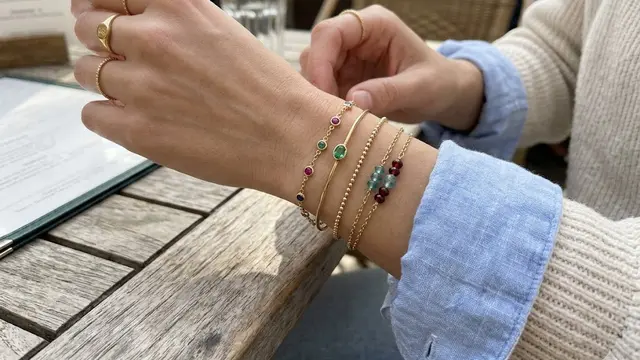 Gelang Emas Multilayer dengan Kombinasi Batu Alam Warna-Warni