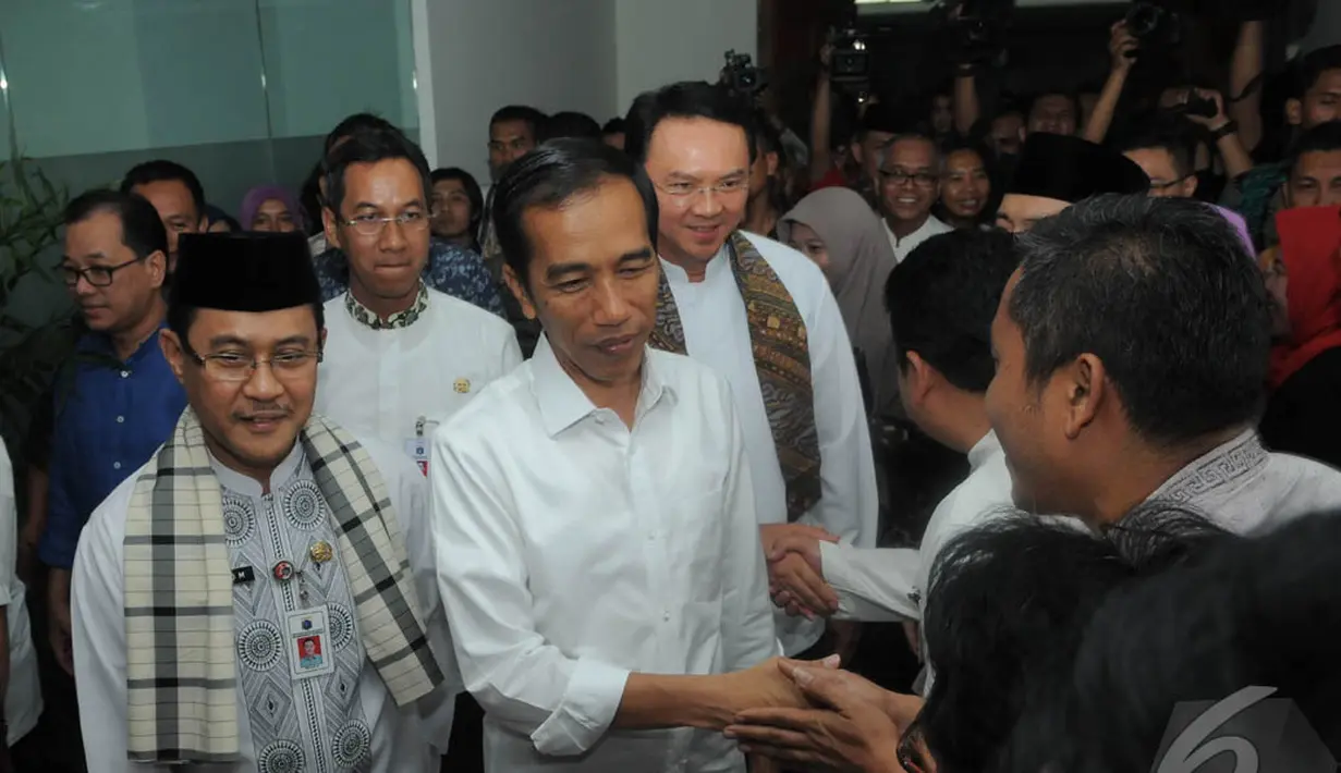 Di hari terakhirnya, Jokowi menyempatkan diri berpamitan pada PNS DKI yang berkantor di Balaikota, Jakarta, (17/10/14). (Liputan6.com/Herman Zakharia)