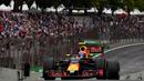  Pebalap Red Bull Racing, Daniel Ricciardo, berada di posisi keenam pada sesi kualifikasi F1 GP Brasil di Sirkuit Interlagos, Sabtu (12/11/2016). Riccardo mencatat waktu tercepat 1 menit, 11,540 detik. (AFP/Nelson Almeida)