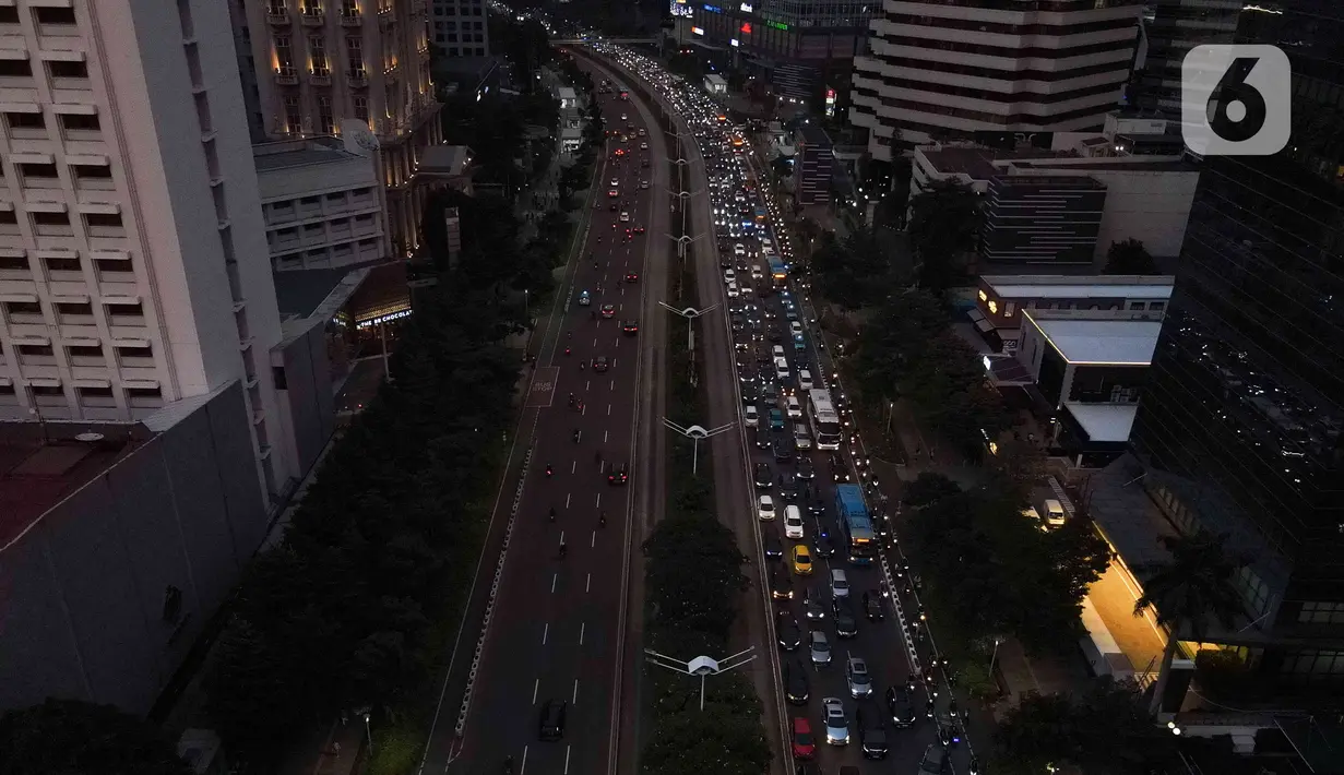 Arus lalu lintas di kawasan Jalan Sudirman, Jakarta, Senin (9/1/2023). Pemprov DKI Jakarta berencana untuk menerapkan kebijakan jalan berbayar atau 'Electronic Road Pricing' (ERP) di sejumlah ruas jalan Ibu Kota yang bertujuan untuk mengendalikan mobilitas warga DKI Jakarta. (Liputan6.com/Herman Zakharia)