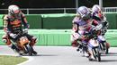 Pembalap Pembalap Prima Pramac Racing MotoGP, Johann Zarco (tengah) melakukan selebrasi sebelum melewati garis finis saat mengikuti lomba balap motor mini pada rangkaian acara menjelang MotoGP Jepang 2023 di Mobility Resort Motegi, Motegi, Perfektur Tochigi, Jepang, 28 September 2023 waktu setempat. (AFP/Toshifumi Kitamura)