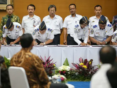 Suasana penandatanganan 12 Kontrak Kegiatan Strategis Kemenhub 2016, Jakarta, Senin (18/1). Kontrak 12 paket kebijakan strategis Tahun Anggaran 2016 senilai Rp2,071 triliun dari total 273 paket kegiatan Rp14,242 triliun. (Liputan6.com/Faizal Fanani)