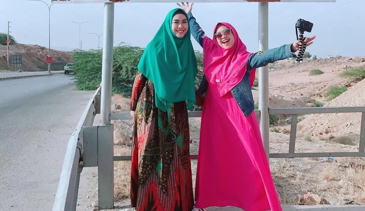 Terbaru, Oki Setiana Dewi diketahui menjadi saksi dalam sidang perceraian Ria Ricis dan Teuku Ryan. Kehadiran Oki Setiana Dewi di sidang perceraian ini pun menjadi sorotan netizen. (Liputan6.com/IG/@riaricis1795)