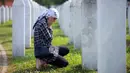 Dalam waktu kurang dari dua pekan, pasukan Serbia Bosnia secara sistematis membunuh lebih dari 8.000 umat muslim Bosnia. (AP Photo/Armin Durgut)