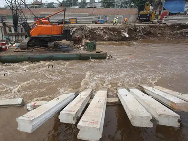 Pekerja menyelesaikan pengerjaan proyek normalisasi Sungai Ciliwung di Jakarta, Selasa (8/11). Pemprov DKI menargetkan normalisasi Sungai Ciliwung rampung pada 2018 mendatang yang akan ditunjang dengan ketersediaan rusun. (Liputan6.com/Immanuel Antonius)