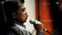 JK juga membantah menerima sms dari Menteri Keuangan Sri Mulyani terkait penetapan Bank Century sebagai bank gagal berdampak sistemik, Kamis (8/5/14). (Liputan6.com/Faisal R Syam)