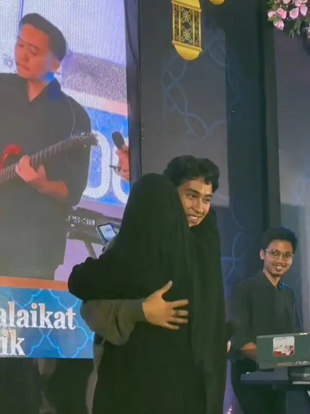 Potret Umi Pipik Hadiri Acara Bukber Bareng Anak Yatim, Abidzar dan Bilal Bak Bodyguard