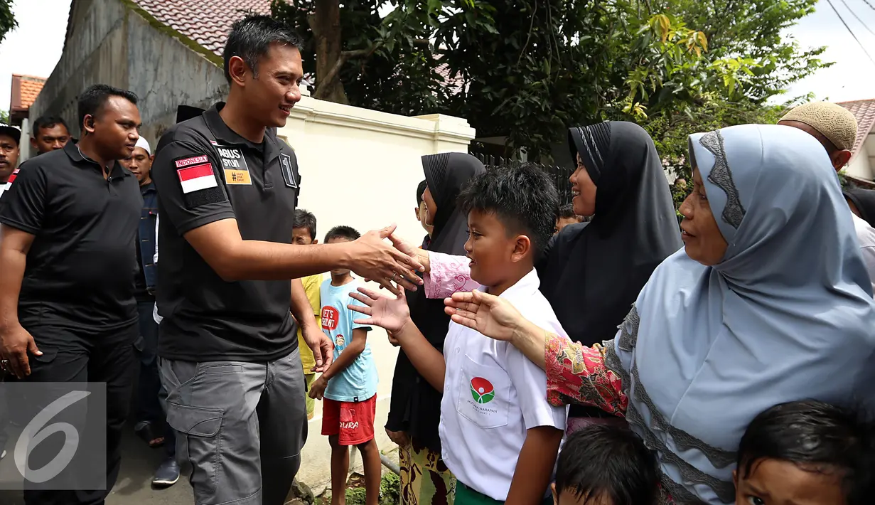Cagub DKI Jakarta, Agus Harimurti Yudhoyono bersalaman dengan warga saat blusukan ke Kelurahan Kebayoran Lama Utara, Jakarta, Selasa (6/12). Bantuan dana tersebut bergulir Rp50 juta per unit usaha dengan bebas bunga. (Liputan6.com/Johan Tallo)