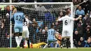 Kiper Swansea City, Lukasz Fabianski gagal menghalau tendangan penyerang City, Gabriel Jesus pada lanjutan liga Inggris di Stadion Etihad, Manchester (6/2). City menang atas Swansea dengan skor 2-1.  (AFP Photo / Oli ScArff)