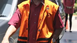 Tersangka Wakil Ketua DPRD Lampung Tengah, J Natalis Sinaga tiba di gedung KPK, Jakarta, Kamis (15/3). Natalis diperiksa sebagai tersangka kasus suap persetujuan pinjaman daerah untuk APBD Lampung Tengah tahun anggaran 2018. (Liputan6.com/Herman Zakharia)