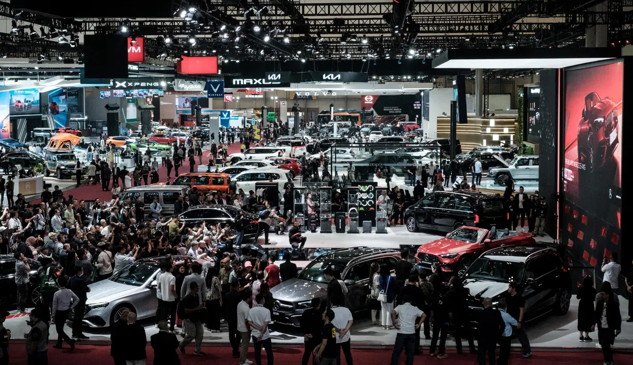 Suasana panggung mini Mercedes-Benz saat memperkenalkan AMG CLE 53 Cabriolet (merah) dalam ajang Gaikindo Indonesia International Auto Show (GIIAS) ke-32 di Indonesia Convention Exhibition (ICE), Tangerang, Banten, 23 Juli 2025. (Yasuyoshi CHIBA/AFP)