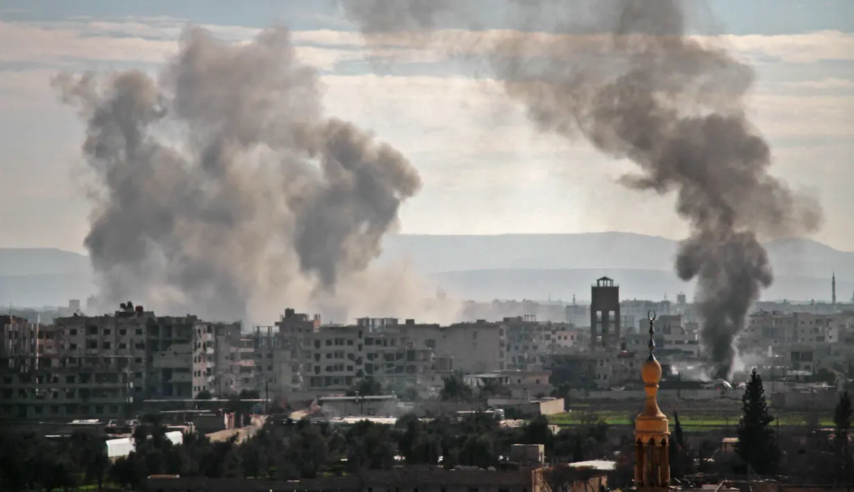 Suasana saat pasukan pemerintah membombardir wilayah Ghouta Timur, Damaskus, Suriah, Senin (19/2). Selain menimbulkan korban jiwa, serangan yang dimulai sejak 18 Februari 2018 itu juga merusak toko dan gudang makanan. (AFP PHOTO/Hamza Al-Ajweh)