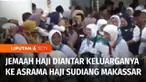 Ratusan pengantar jemaah haji memadati tribun lapangan Pancasila Pekkabata, Polewali Mandar. Mereka mengantar keluarganya yang akan berangkat menuju ke Asrama Haji Sudiang Makassar, sebelum terbang ke Arab Saudi.