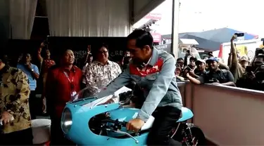 Presiden Jokowi menunggangi motor cafe racer milik Gibran 