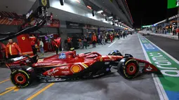 Formula 1 GP Las Vegas menjadi salah satu dari tigas seri balap yang digelar di Negeri Paman Sam selain GP Miami dan Amerika Serikat. Tampak dalam foto, pembalap Ferrari asal Spanyol, Carlos Sainz Jr keluar dari garasi saat sesi latihan pertama untuk Grand Prix Formula 1 Las Vegas pada 21 November 2024 di Las Vegas, Nevada. (Patrick T. Fallon/AFP)