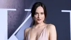  Aktris AS, Dakota Johnson saat menghadiri pemutaran film perdana "Fifty Shades Darker" di i The Theatre di Ace Hotel di Los Angeles, AS (2/2). Dakota Johnson tampil cantik dengan gaun seksi berwarna pink. (Photo by Jordan Strauss/Invision/AP)