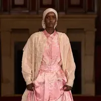 Koleksi Orva yang dibawa ke panggung mode di Paris oleh jenama lokal kami.. [Foto: Instagram/kamiidea]