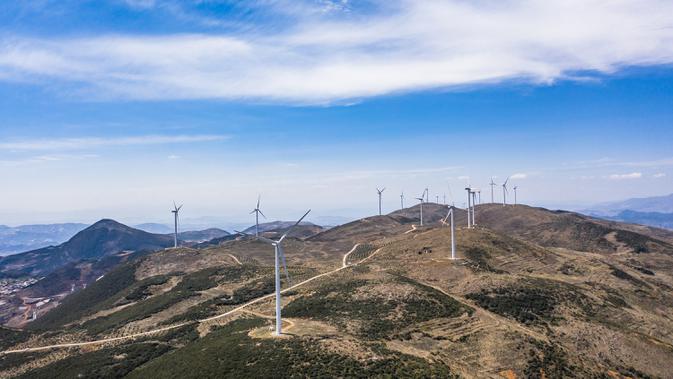 Foto yang diabadikan dari udara menunjukkan instalasi tenaga angin di wilayah Weining, Provinsi Guizhou, China, 26 April 2020. (Xinhua/Tao Liang)