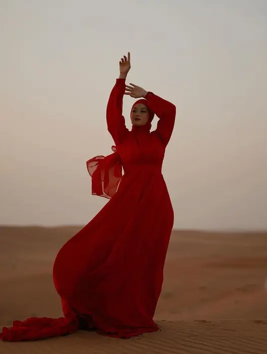 Wanita 25 tahun ini pun sempat foto seorang diri dan memperlihatkan pesonanya bak seorang model profesional. (Instagram/dindahw).