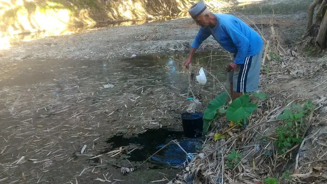 Seorang warga Desa Cinangsi, Kecamatan Gandrungmangu, Cilacap, menimba air di Sungai Dermaji pada musim kemarau (Foto: Liputan6.com/Muhamad Ridlo)