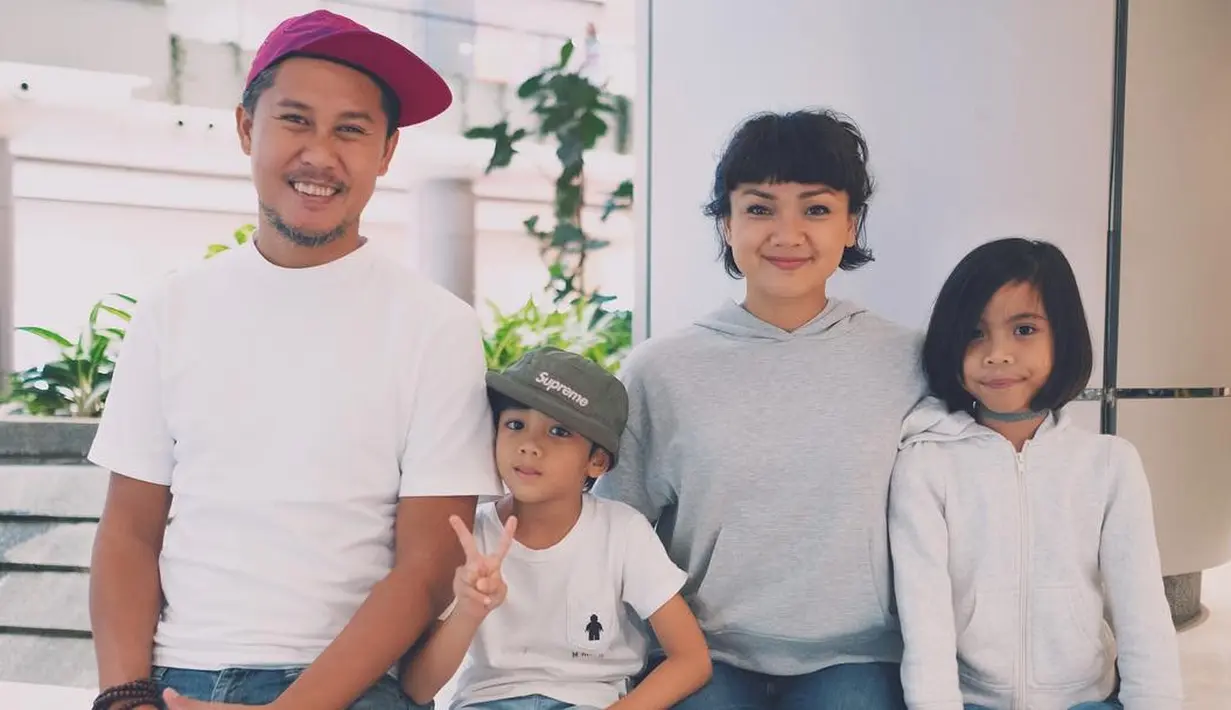 Semenjak kecil, Nirina dan saudaranya sudah terdidik mandiri dan menghargai satu sama lain. Karenanya, mereka selalu mengambil kemudahan dalam segala hal dan tak mempermasalahkan yang kecil. (Foto: instagram.com/nirinazubir_)