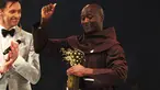 Guru mata pelajaran sains, Peter Tabichi menerima penghargaan 2019 Global Teacher Prize di Dubai, Uni Emirat Arab, 24 Maret 2019. Guru dari wilayah pedesaan di Kenya itu dinobatkan sebagai pengajar terbaik di dunia dan mendapat hadiah uang senilai USD1juta atau setara Rp14 miliar. (AP/Jon Gambrell)