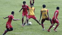 Pemain Arema FC, Hanif Sjahbandi, berebut bola saat latihan di Stadion Gajayana, Malang, Kamis (11/4). Latihan ini merupakan persiapan jelang laga final Piala Presiden 2019 melawan Persebaya Surabaya. (Bola.com/Yoppy Renato)