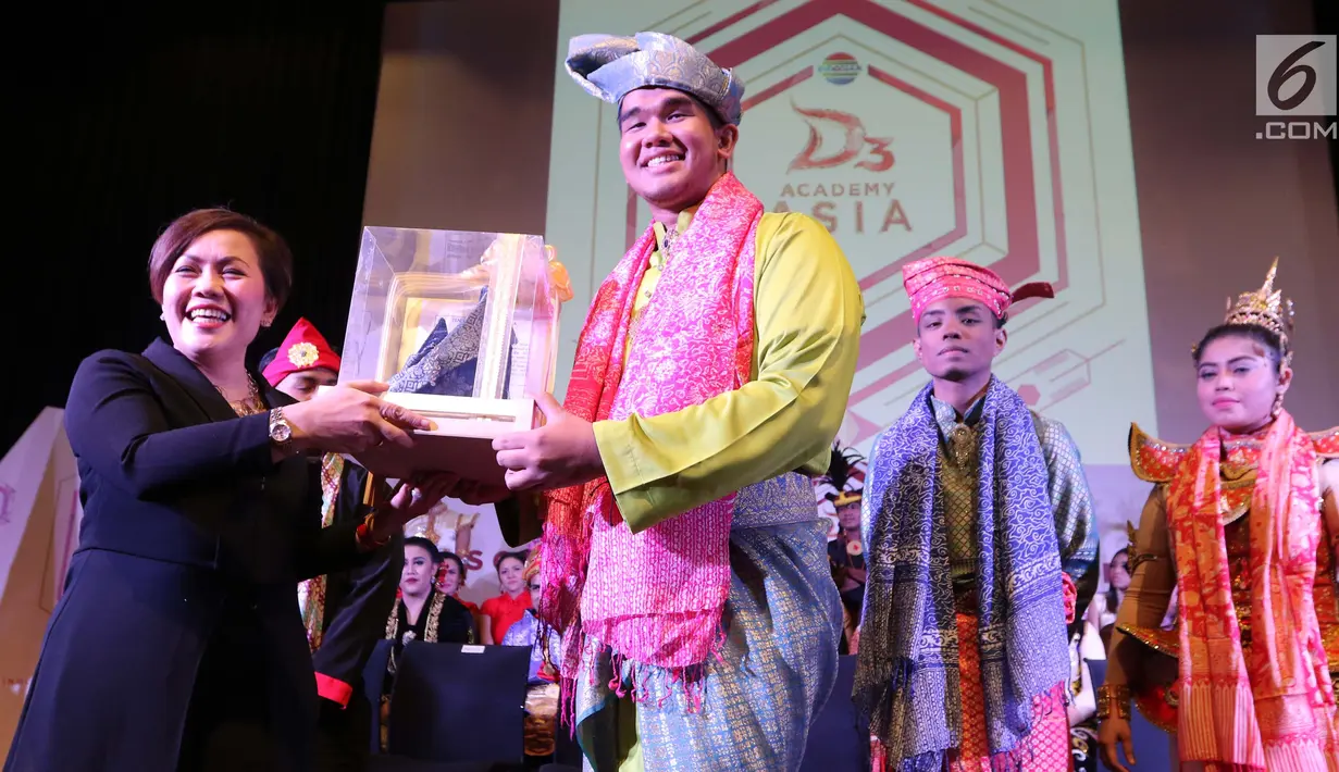 Direktur programming Indosiar, Harsiwi Ahmad menerima cinderamata dari perserta saat konferensi pers Dangdut Academy Asia ke 3 di SCTV Tower, Jakarta, Kamis (19/10). (Liputan6.com/Helmi Afandi)