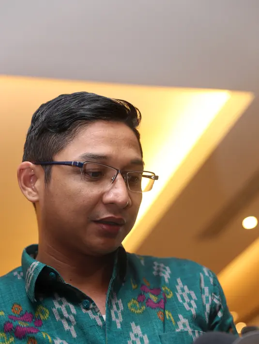 Beredarnya foto-foto mesra sebelum pemilihan serentak dilakukan pada hari Rabu, 9 Desember 2015 menjadi bukti usaha Pasha Ungu untuk meraih kursi dalam susunan pemerintahan di kota Palu tidaklah mudah. (Andy Masela/Bintang.com)